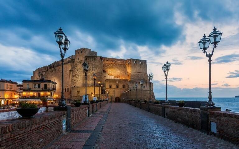 Vesuvius Suite - Elegante Appartamento In Centro Neapel Exterior foto